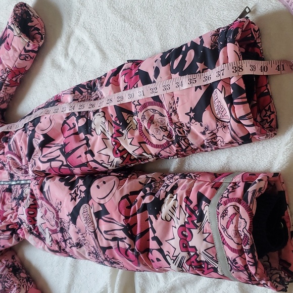 Pilguni girls pink and black snowsuit and gloves. - Picture 8 of 16